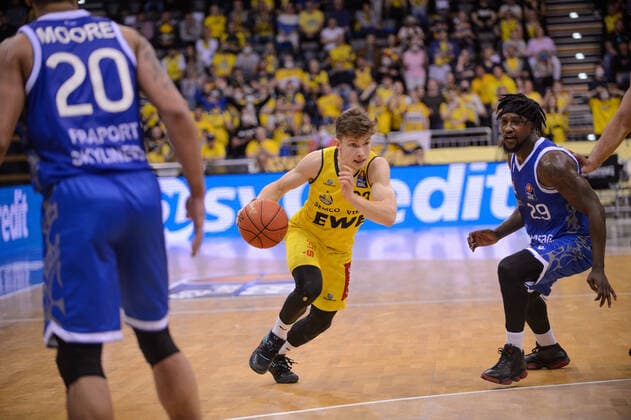 Bennet Hundt 33 EWE Baskets Oldenburg vs Will Cherry 29 Fraport Skyliners during the game EWE Baskets Oldenburg vs Fraport Skyliners Frankfurt Basketball, BBL, season 2021 2022, 31 match day, 18 04 2022 Copyright xErikxHillmer EIBNERx EP EHR EWE Baskets Oldenburg vs Fraport Skyliners Frankfurt Basketball, BBL, season 2021 2022, 31 match day, 18 04 2022 Oldenburg Copyright: xErikxHillmer EIBNERx EP_EHR