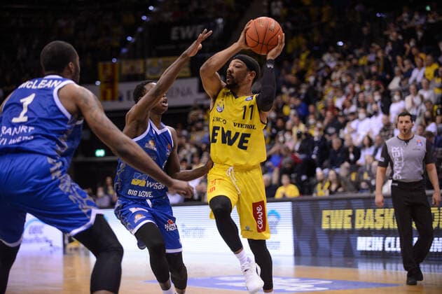 Phil Pressey 11 EWE Baskets Oldenburg vs Brancou Badio 8 Fraport Skyliners during the game EWE Baskets Oldenburg vs Fraport Skyliners Frankfurt Basketball, BBL, 2021 2022 season, 31 match day, 18 04 2022 Copyright xErikxHillmer EIBNERx EP EHR EWE Baskets Oldenburg vs Fraport Skyliners Frankfurt Basketball, BBL, 2021 2022 season, 31 match day, 18 04 2022 Oldenburg Copyright: xErikxHillmer EIBNERx EP_EHR