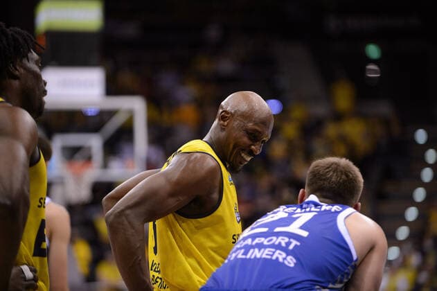 Rickey Paulding 23 EWE Baskets Oldenburg and Lorenz Brenneke 21 Fraport Skyliners joke during the game EWE Baskets Oldenburg vs Fraport Skyliners Frankfurt Basketball, BBL, 2021 2022 season, 31 match day, 18 04 2022 Copyright xErikxHillmer EIBNERx EP EHR EWE Baskets Oldenburg vs Fraport Skyliners Frankfurt Basketball, BBL, 2021 2022 season, 31 match day, 18 04 2022 Oldenburg Copyright: xErikxHillmer EIBNERx EP_EHR