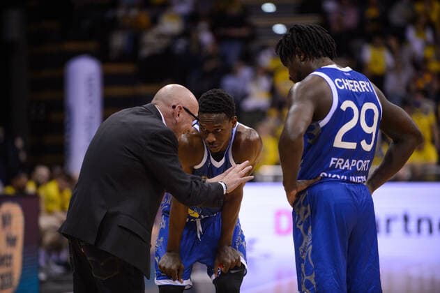 Luca Dalmonte coach Fraport Skyliners gives instructions to Brancou Badio 8 Fraport Skyliners and Will Cherry 29 Fraport Skyliners during the match EWE Baskets Oldenburg vs Fraport Skyliners Frankfurt Basketball, BBL, season 2021 2022, 31 match day, 18 04 2022 Copyright xErikxHillmer EIBNERx EP EHR EWE Baskets Oldenburg vs Fraport Skyliners Frankfurt Basketball, BBL, season 2021 2022, 31 match day, 18 04 2022 Oldenburg Copyright: xErikxHillmer EIBNERx EP_EHR
