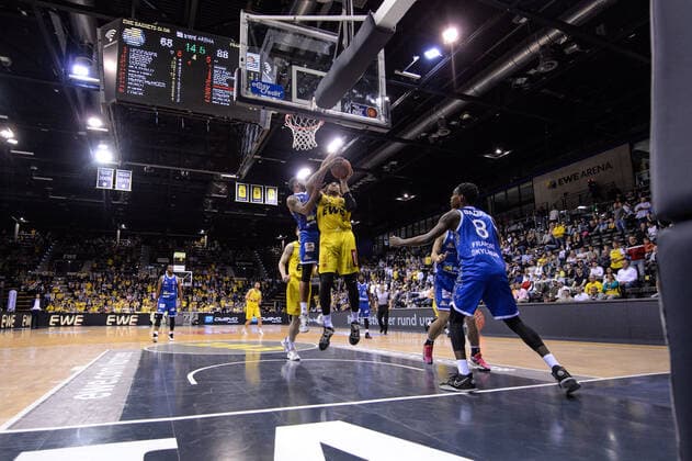 Reggie Lynch 50 EWE Baskets Oldenburg and Rasheed Moore 20 Fraport Skyliners battle for the ball during the game EWE Baskets Oldenburg vs Fraport Skyliners Frankfurt Basketball, BBL, 2021 2022 season, 31 match day, 18 04 2022 Copyright xErikxHillmer EIBNERx EP EHR EWE Baskets Oldenburg vs Fraport Skyliners Frankfurt Basketball, BBL, 2021 2022 season, 31 match day, 18 04 2022 Oldenburg Copyright: xErikxHillmer EIBNERx EP_EHR