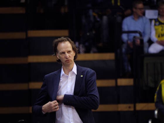 Ingo Freyer coach EWE Baskets Oldenburg reaches into his pocket during the game EWE Baskets Oldenburg vs Fraport Skyliners Frankfurt Basketball, BBL, season 2021 2022, 31 match day, 18 04 2022 Copyright xErikxHillmer EIBNERx EP EHR EWE Baskets Oldenburg vs Fraport Skyliners Frankfurt Basketball, BBL, season 2021 2022, 31 match day, 18 04 2022 Oldenburg Copyright: xErikxHillmer EIBNERx EP_EHR