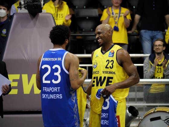 BBL legends Rickey Paulding 23 EWE Baskets Oldenburg and Quantez Robertson 23 Fraport Skyliners talk after the game EWE Baskets Oldenburg vs Fraport Skyliners Frankfurt Basketball, BBL, 2021 2022 season, 31 match day, 18 04 2022 Copyright xErikxHillmer EIBNERx EP EHR EWE Baskets Oldenburg vs Fraport Skyliners Frankfurt Basketball, BBL, 2021 2022 season, 31 match day, 18 04 2022 Oldenburg Copyright: xErikxHillmer EIBNERx EP_EHR