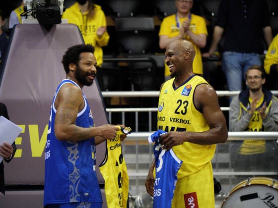 BBL legends Rickey Paulding 23 EWE Baskets Oldenburg and Quantez Robertson 23 Fraport Skyliners talk after the game EWE Baskets Oldenburg vs Fraport Skyliners Frankfurt Basketball, BBL, 2021 2022 season, 31 match day, 18 04 2022 Copyright xErikxHillmer EIBNERx EP EHR EWE Baskets Oldenburg vs Fraport Skyliners Frankfurt Basketball, BBL, 2021 2022 season, 31 match day, 18 04 2022 Oldenburg Copyright: xErikxHillmer EIBNERx EP_EHR