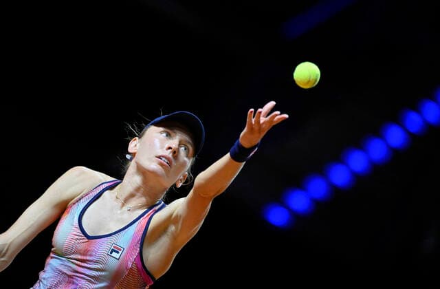 Ekaterina Alexandrova RUS Serve Action Tennis Women Porsche Cup Porsche Tennis Grand Prix GP Stuttgart 2022 Porsche Arena 18 04 2022 DFL REGULATIONS PROHIBIT ANY USE OF PHOTOGRAPHS AS IMAGE SEQUENCES AND OR QUASI VIDEO Porsche Tennis Grand Prix GP Stuttgart 2022