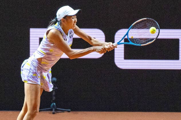 Sihuai Zhang CHN Germany, Stuttgart, 18 04 2022, Tennis, Porsche Tennis Grand Prix, 2022, Round 1, S Zhang CHN E Alexandrova, Porsche Arena Foto A2 Bildagentur Peter Hartenfelser