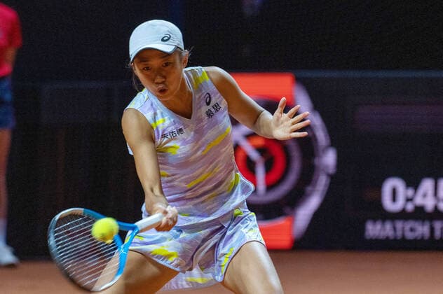 Sihuai Zhang CHN Germany, Stuttgart, 18 04 2022, Tennis, Porsche Tennis Grand Prix, 2022, Round 1, S Zhang CHN E Alexandrova, Porsche Arena Foto A2 Bildagentur Peter Hartenfelser