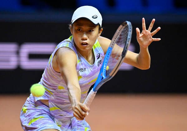 Shuai Zhang CHN Action Tennis Women Porsche Cup Porsche Tennis Grand Prix GP Stuttgart 2022 Porsche Arena 18 04 2022 DFL REGULATIONS PROHIBIT ANY USE OF PHOTOGRAPHS AS IMAGE SEQUENCES AND OR QUASI VIDEO Porsche Tennis Grand Prix GP Stuttgart 2022