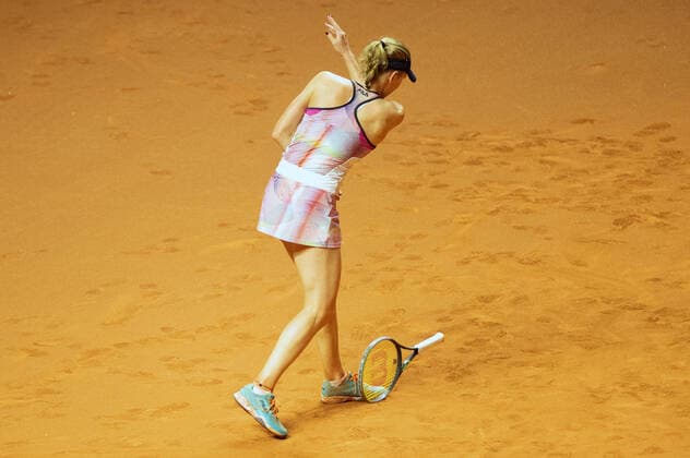 Ekaterina Alexandrova throws her racket on the court disappointed Germany, Stuttgart, 18 04 2022, Tennis, Porsche Tennis Grand Prix, 2022, Round 1, S Zhang CHN E Alexandrova, Porsche Arena Foto A2 Bildagentur Peter Hartenfelser