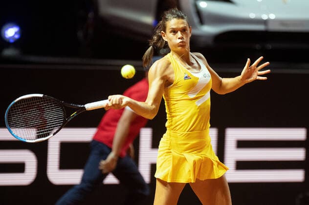 Chloe Paquet FRA Germany, Stuttgart, 18 04 2022, Tennis, Porsche Tennis Grand Prix, 2022, Round 1, L Samsonova C Paquet FRA , Porsche Arena Foto A2 Bildagentur Peter Hartenfelser
