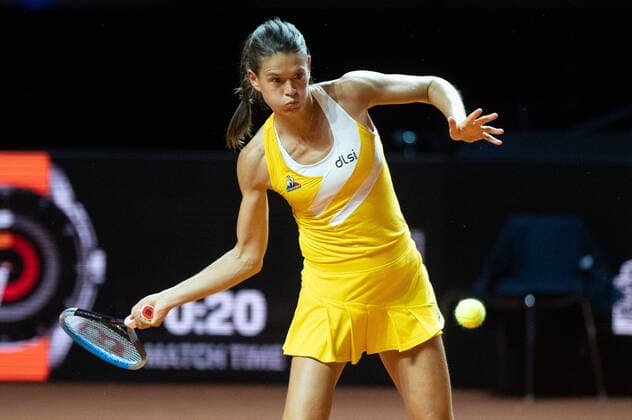 Chloe Paquet FRA Germany, Stuttgart, 18 04 2022, Tennis, Porsche Tennis Grand Prix, 2022, Round 1, L Samsonova C Paquet FRA , Porsche Arena Foto A2 Bildagentur Peter Hartenfelser
