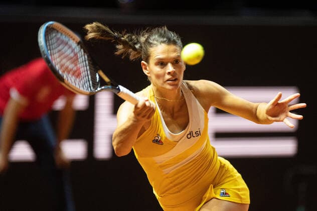 Chloe Paquet FRA Germany, Stuttgart, 18 04 2022, Tennis, Porsche Tennis Grand Prix, 2022, Round 1, L Samsonova C Paquet FRA , Porsche Arena Foto A2 Bildagentur Peter Hartenfelser