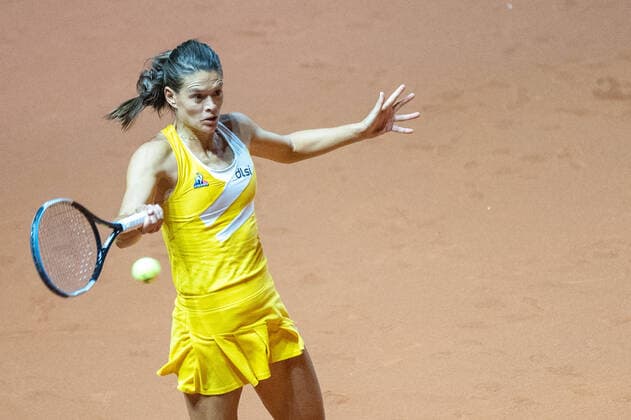 Chloe Paquet FRA Germany, Stuttgart, 18 04 2022, Tennis, Porsche Tennis Grand Prix, 2022, Round 1, L Samsonova C Paquet FRA , Porsche Arena Foto A2 Bildagentur Peter Hartenfelser