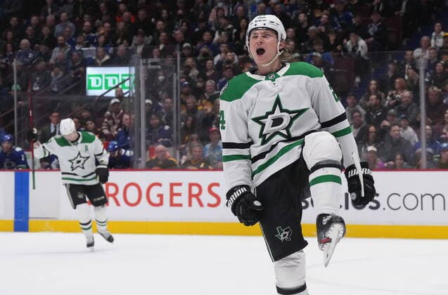 Sport Themen der Woche KW16 Sport Bilder des Tages April 18, 2022, VANCOUVER, BC, CANADA: Dallas Stars Roope Hintz, of Finland, celebrates his goal against the Vancouver Canucks during the first period of an NHL, Eishockey Herren, USA hockey game in Vancouver, B.C., Monday, April 18, 2022. Canada News - April 18, 2022  - ZUMAc35_ 20220418_zaf_c35_040 Copyright: xDarrylxDyckx