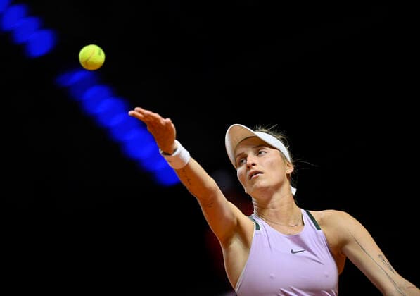 Marketa Vondrousova CZE Serve Action Tennis Women Porsche Cup Porsche Tennis Grand Prix GP Stuttgart 2022 Porsche Arena 19 04 2022 DFL REGULATIONS PROHIBIT ANY USE OF PHOTOGRAPHS AS IMAGE SEQUENCES AND OR QUASI VIDEO Porsche Tennis Grand Prix GP Stuttgart 2022