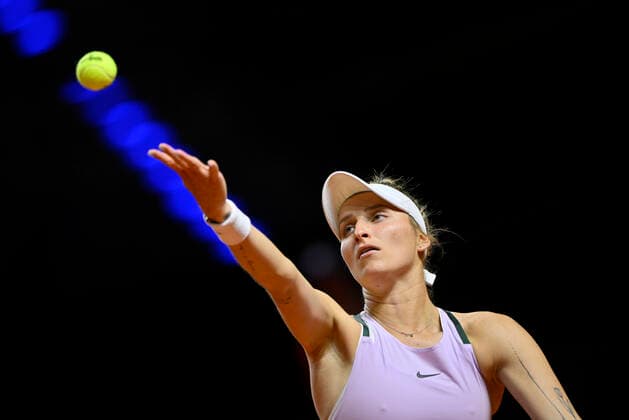 Marketa Vondrousova CZE Serve Action Tennis Women Porsche Cup Porsche Tennis Grand Prix GP Stuttgart 2022 Porsche Arena 19 04 2022 DFL REGULATIONS PROHIBIT ANY USE OF PHOTOGRAPHS AS IMAGE SEQUENCES AND OR QUASI VIDEO Porsche Tennis Grand Prix GP Stuttgart 2022