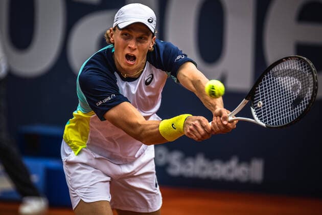 April 19, 2022, Barcelona, Spain: EMIL RUUSUVUORI (FIN) returns the ball to Feliciano Lopez (ESP) during round 1 of the Barcelona Open Banc Sabadell 2022. Ruusuvuori wins 6:0, 6:1. Barcelona Spain - ZUMAo105 20220419_zap_o105_034 Copyright: xMatthiasxOesterlex
