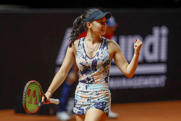 Eva Lys makes fist and cheers, jubilation, joy, emotion, from above Tennis Porsche Tennis Grand Prix 2022 WTA Porsche Arena Stuttgart Germany 19 April 2022 Copyright: xJuergenxHasenkopfx