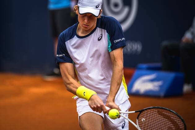 April 19, 2022, Barcelona, Spain: EMIL RUUSUVUORI (FIN) focuses as he returns the ball to F. Lopez (ESP) during the Barcelona Open Banc Sabadell 2022. Ruusuvuori won 6:0, 6:1. Barcelona Spain - ZUMAo105 20220419_zap_o105_027 Copyright: xMatthiasxOesterlex
