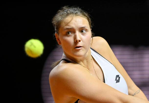 Jule Niemeier GER Action Tennis Women Porsche Cup Porsche Tennis Grand Prix GP Stuttgart 2022 Porsche Arena 19 04 2022 DFL REGULATIONS PROHIBIT ANY USE OF PHOTOGRAPHS AS IMAGE SEQUENCES AND OR QUASI VIDEO Porsche Tennis Grand Prix GP Stuttgart 2022