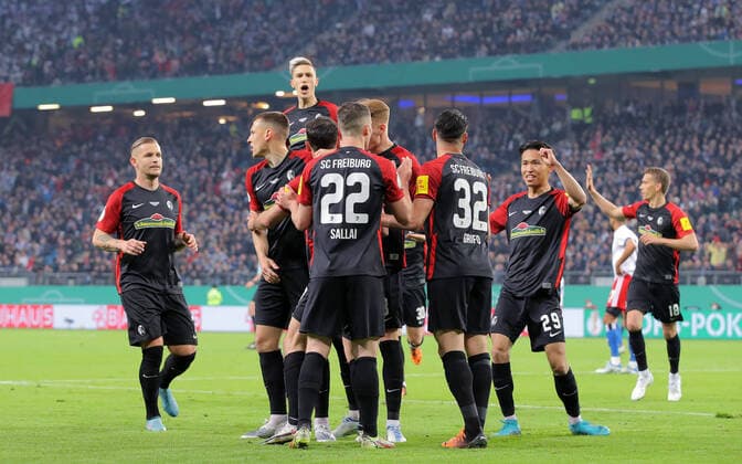 Sport Themen der Woche KW16 DFB-Pokal Saison 2021-2022 Halbfinale 19.04.2022 Hamburger SV - SC Freiburg im Volksparkstadion o - 2 Torjubel SC Freiburg DFB REGULATIONS PROHIBIT ANY USE OF PHOTOGRAPHS AS IMAGE SEQUENCES AND OR QUASI-VIDEO Foto: Michael Schwarz *** DFB Pokal Saison 2021 2022 Halbfinale 19 04 2022 Hamburger SV SC Freiburg im Volksparkstadion o 2 Torjubel SC Freiburg DFB REGULATIONS PROHIBIT ANY USE OF PHOTOGRAPHS AS IMAGE SEQUENCES AND OR QUASI VIDEO Foto Michael Schwarz