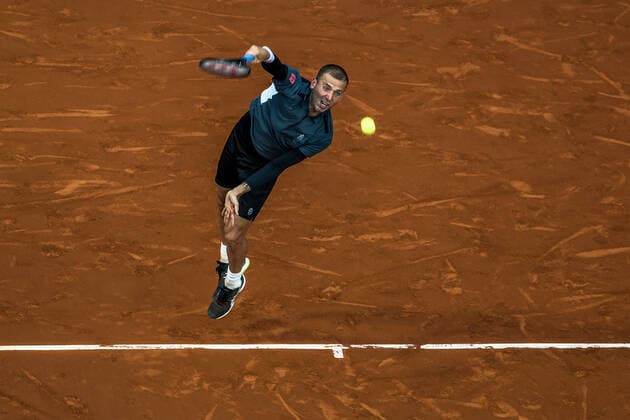 April 19, 2022, Barcelona, Catalonia, Spain: DANIEL EVENS (GBR) serves against Lorenzo Musetti (ITA) during round 2 of the Barcelona Open Banc Sabadell 2022. Barcelona Spain - ZUMAo105 20220419_zap_o105_059 Copyright: xMatthiasxOesterlex