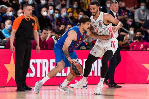 April 19, 2022, Barcelona, Barcelona, Spain: Nico Laprovittola of FC Barcelona, Barca competes with Nick Weiler-Babb of FC Bayern Munich during the Turkish Airlines EuroLeague Play Off Game 1 match between FC Barcelona and FC Bayern Munich at Palau Blaugrana on April 19, 2022 in Barcelona, Spain. Barcelona Spain - ZUMAa181 20220419_zaa_a181_023 Copyright: xJavierxBorregox