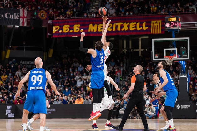 April 19, 2022, Barcelona, Barcelona, Spain: Serta Sanli of FC Barcelona, Barca in action against Augustine Rubit of FC Bayern Munich during the Turkish Airlines EuroLeague Play Off Game 1 match between FC Barcelona and FC Bayern Munich at Palau Blaugrana on April 19, 2022 in Barcelona, Spain. Barcelona Spain - ZUMAa181 20220419_zaa_a181_025 Copyright: xJavierxBorregox