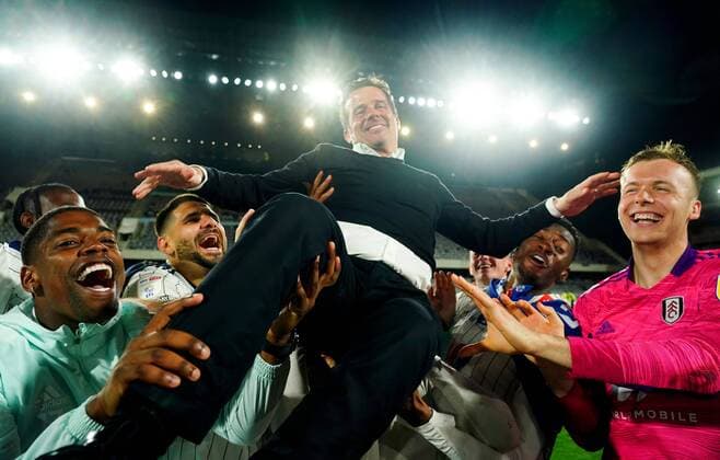 Fußball, Trainerhistorie FC Fulham von 1904 bis heute Sport Bilder des Tages Mandatory Credit: Photo by Javier Garcia Shutterstock (12894443al) Fulham Manager Marco Silva is hoisted aloft by team mates Fulham v Preston North End, EFL Sky Bet Championship, Football, Craven Cottage, London, UK - 19 Apr 2022 EDITORIAL USE ONLY No use with unauthorised audio, video, data, fixture lists, club league logos or live services. Online in-match use limited to 120 images, no video emulation. No use in betting, games or single club league player publications. Fulham v Preston North End, EFL Sky Bet Championship, Football, Craven Cottage, London, UK - 19 Apr 2022 EDITORIAL USE ONLY No use with unauthorised audio, video, data, fixture lists, club league logos or live services. Online in-match use limited to 120 images, no video emulation. No use in betting, games or single club league player publications.  Copyright: xJavierxGarcia Shutterstockx 12894443al