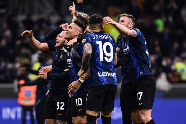 FC Internazionale v AC Milan - Coppa Italia Inter™s players celebrate victory at the end of th the Coppa Italia Semi Final second Leg match between FC Internazionale and AC Milan at Stadio Giuseppe Meazza on 19 April, 2022 in Milan, Italy Milan Italy  Copyright: xMichelexMaravigliax originalFilename:maraviglia-soccerco220419_npyI2.jpg