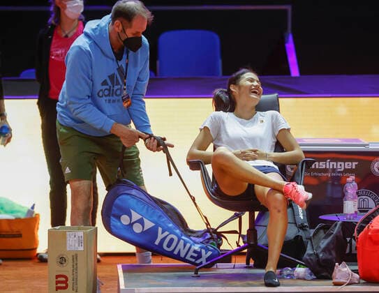 Emma Raducanu and trainer, coach Torben Beltz, training tennis Porsche Tennis Grand Prix 2022 WTA Porsche Arena Stuttgart Germany 20 April 2022 Copyright: xJuergenxHasenkopfx