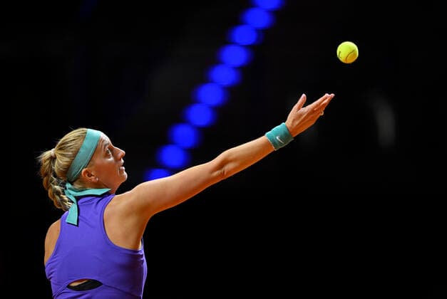 Petra Kvitova CZE serve action tennis ladies Porsche Cup Porsche Tennis Grand Prix GP Stuttgart 2022 Porsche Arena 20 04 2022 DFL REGULATIONS PROHIBIT ANY USE OF PHOTOGRAPHS AS IMAGE SEQUENCES AND OR QUASI VIDEO Porsche Tennis Grand Prix GP Stuttgart 2022