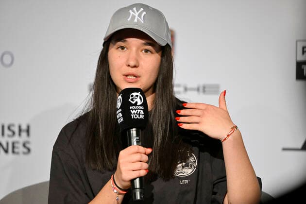 Eva Lys GER in interview microphone logo gesture gesture tennis ladies Porsche Cup Porsche Tennis Grand Prix GP Stuttgart 2022 Porsche Arena 20 04 2022 DFL REGULATIONS PROHIBIT ANY USE OF PHOTOGRAPHS AS IMAGE SEQUENCES AND OR QUASI VIDEO Porsche Tennis Grand Prix GP Stuttgart 2022
