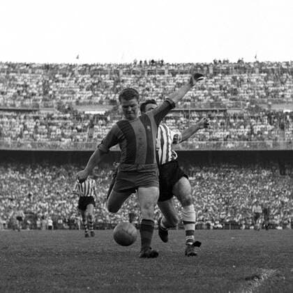 ESPAÑA-FINAL COPA DEL GENERALÍSIMO DE FÚTBOL: Madrid, 21-6-1953.- El delantero del Barcelona Ladislao Kubala remata ante el acoso de un jugador del Atlético de Bilbao, durante la final de la Copa del Generalísimo disputada en el estadio de Chamartín. ESPAÑA-FINAL COPA DEL GENERALÍSIMO DE FÚTBOL !ACHTUNG: NUR REDAKTIONELLE NUTZUNG!  Copyright: xJAIMExPATOx 7586352 efespeleven912821