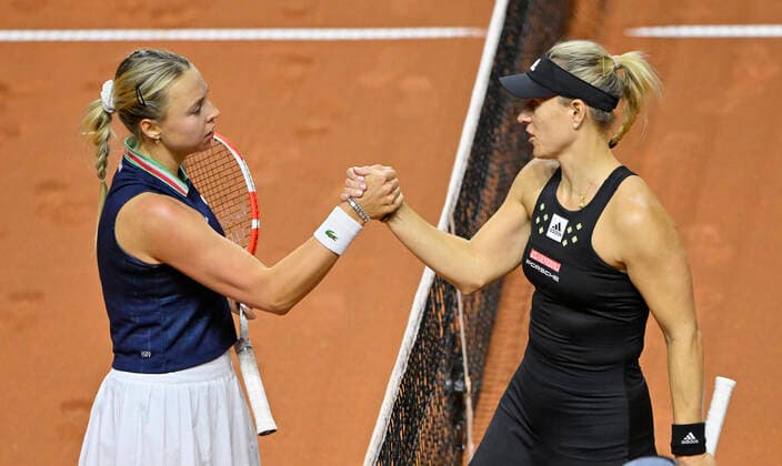 Angelique Kerber GER congratulates Anett Kontaveit EST for victory Gesture Gesture Tennis Women Porsche Cup Porsche Tennis Grand Prix GP Stuttgart 2022 Porsche Arena 20 04 2022 DFL REGULATES PROHIBIT ANY USE OF PHOTOGRAPHS AS IMAGE SEQUENCES AND OR QUASI VIDEO Porsche Tennis Grand Prix GP Stuttgart 2022