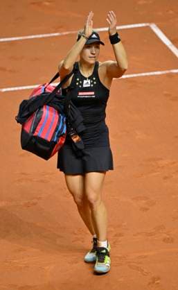 Angelique Kerber GER leaves court disappointed thanks spectators Fans Tennis Ladies Porsche Cup Porsche Tennis Grand Prix GP Stuttgart 2022 Porsche Arena 20 04 2022 DFL REGULATES PROHIBIT ANY USE OF PHOTOGRAPHS AS IMAGE SEQUENCES AND OR QUASI VIDEO Porsche Tennis Grand Prix GP Stuttgart 2022