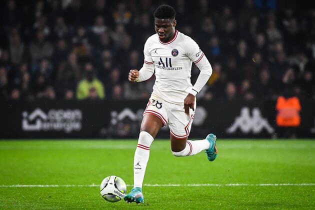 April 20, 2022, Angers, France, France: Eric Junior DINA-EBIMBE of PSG during the Ligue 1 match between Angers SCO and Paris Saint-Germain (PSG) at Raymond-Kopa stadium on April 20, 2022 in Angers, France. Angers France - ZUMAm308 20220420_zsp_m308_008 Copyright: xMatthieuxMirvillex