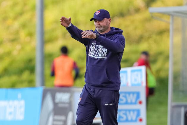 Wuppertal, Germany 20 04 2022 Coach Alexander Voigt KFC Uerdingen gestures, gestures , during the match of the Regionalliga West between Wuppertaler SV and KFC Uerdingen at the Stadion am Zoo on 20 April 2022 in Wuppertal Wuppertal Stadion am Zoo North Rhine Westphalia Germany Copyright: xStefanxBrauerx