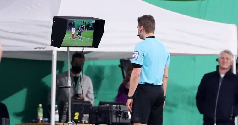 RB Leipzig Union Berlin Pokal 20 04 2022 Leipzig, 20 04 2022, Red Bull Arena, Football, DFB Pokal, Semifinal , RB Leipzig vs 1 FC Union Berlin , In picture referee Felix Brych in the video evidence, video assistant, video assistant, VAR, review area , DFB regulations prohibit any use of photographs as image sequences and or quasi video ,