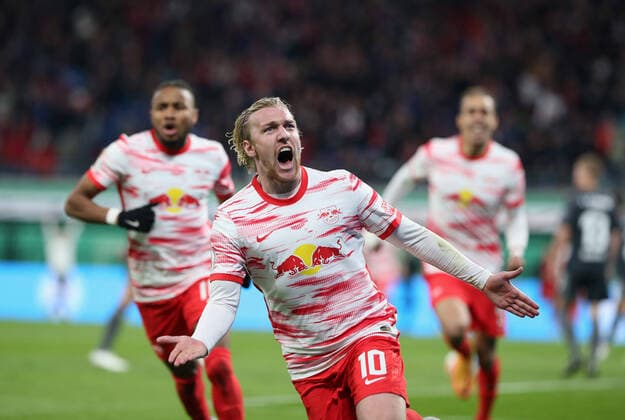 Sport Themen der Woche KW16 Sport Bilder des Tages 20.04.2022, Fussball DFB Pokal 2021 2022, Halbfinale, RB Leipzig - 1. FC Union Berlin, in der Red Bull Arena Leipzig. Torjubel Emil Forsberg (RB Leipzig) zum 2:1 ***DFL and DFB regulations prohibit any use of photographs as image sequences and or quasi-video.*** *** 20 04 2022, Football DFB Pokal 2021 2022, Semifinal, RB Leipzig 1 FC Union Berlin, at Red Bull Arena Leipzig Goal celebration Emil Forsberg RB Leipzig to 2 1 DFL and DFB regulations prohibit any use of photographs as image sequences and or quasi video