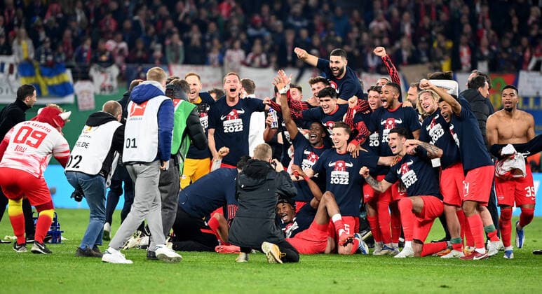 Sport Themen der Woche KW16 Sport Bilder des Tages Fussball, Herren, Saison 2021 2022, DFB-Pokal (Halbfinale), RB Leipzig - 1. FC Union Berlin, Leipziger Jubel nach dem Abpfiff mit Endspiel-T-Shirts, 20.04. 2022, *** Football, men, season 2021 2022, DFB Pokal semifinal , RB Leipzig 1 FC Union Berlin, Leipzig cheering after the final whistle with final T shirts, 20 04 2022, Copyright: xMatthiasxKochx