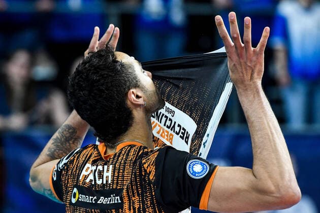 Sport Themen der Woche KW16 Sport Bilder des Tages GER, VBL, Playoffs, VfB Friedrichshafen vs Berlin Recycling Volleys 20.04.2022, ratiopharm Arena, Neu-Ulm, GER, VBL, Playoffs, VfB Friedrichshafen vs Berlin Recycling Volleys, im Bild Benjamin Patch (Berlin, 13), Enttäuschung nach Spielende *** GER, VBL, Playoffs, VfB Friedrichshafen vs Berlin Recycling Volleys 20 04 2022, ratiopharm Arena, Neu Ulm, GER, VBL, Playoffs, VfB Friedrichshafen vs Berlin Recycling Volleys, pictured Benjamin Patch Berlin, 13 , Disappointment after end of game. nordphotoxGmbHx xHafner nph00200