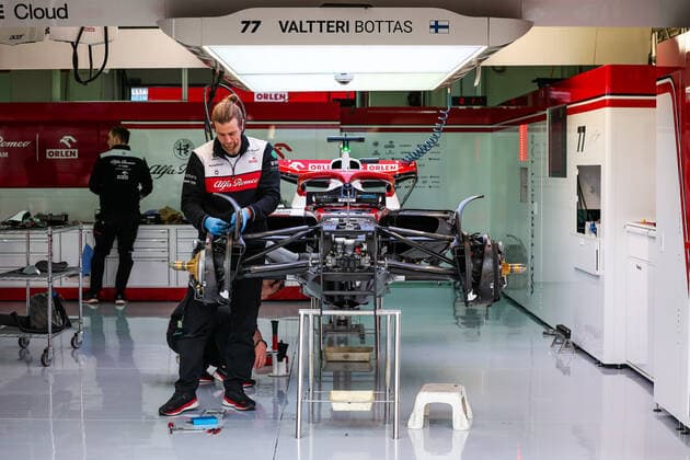 Alfa Romeo F1 Team ORLEN, ambiance garage, box, during the Formula 1 Grand Premio del Made in Italy e dell Emilia-Romagna 2022, 4th round of the 2022 FIA Formula One World Championship, WM, Weltmeisterschaft on the Imola Circuit, from April 22 to 24, 2022 in Imola, Italy - F1 - EMILIA ROMAGNA GRAND PRIX 2022 DPPI Panoramic  20220421_GOOD9450