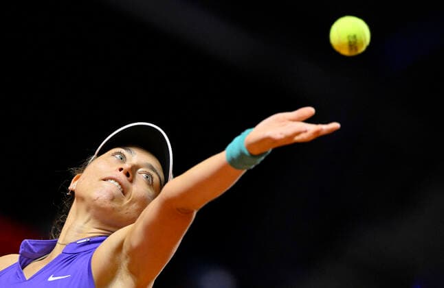 Paula Badosa ESP Action Serve Tennis Women Porsche Cup Porsche Tennis Grand Prix GP Stuttgart 2022 Porsche Arena 21 04 2022 DFL REGULATIONS PROHIBIT ANY USE OF PHOTOGRAPHS AS IMAGE SEQUENCES AND OR QUASI VIDEO Porsche Tennis Grand Prix GP Stuttgart 2022