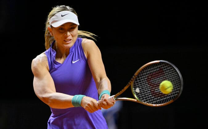 Paula Badosa ESP Action Tennis Women Porsche Cup Porsche Tennis Grand Prix GP Stuttgart 2022 Porsche Arena 21 04 2022 DFL REGULATIONS PROHIBIT ANY USE OF PHOTOGRAPHS AS IMAGE SEQUENCES AND OR QUASI VIDEO Porsche Tennis Grand Prix GP Stuttgart 2022