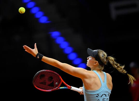 Elena Rybakina KAZ serve action tennis ladies Porsche Cup Porsche Tennis Grand Prix GP Stuttgart 2022 Porsche Arena 21 04 2022 DFL REGULATIONS PROHIBIT ANY USE OF PHOTOGRAPHS AS IMAGE SEQUENCES AND OR QUASI VIDEO Porsche Tennis Grand Prix GP Stuttgart 2022