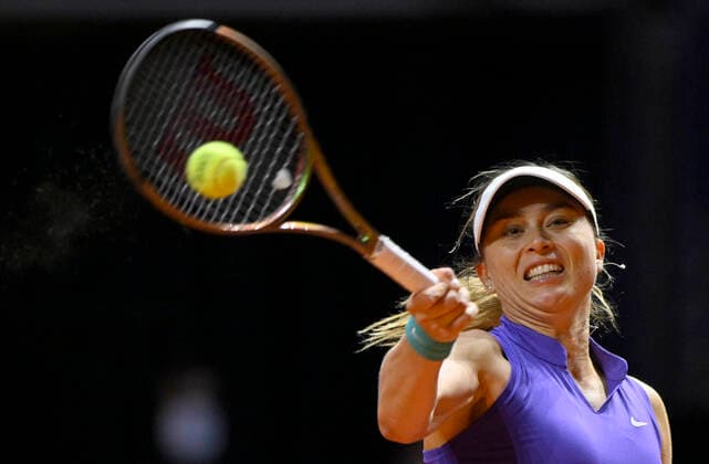 Paula Badosa ESP Action Tennis Women Porsche Cup Porsche Tennis Grand Prix GP Stuttgart 2022 Porsche Arena 21 04 2022 DFL REGULATIONS PROHIBIT ANY USE OF PHOTOGRAPHS AS IMAGE SEQUENCES AND OR QUASI VIDEO Porsche Tennis Grand Prix GP Stuttgart 2022