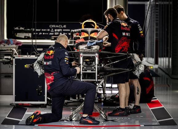 2022 04 21 10 10 53 IMOLA An engineer works on Max Verstappen s Oracle Red Bull Racing car at the Autodromo Enzo e Dino Ferrari in Imola ahead of the Emilia Romagna F1 Grand Prix REMKO DE WAAL netherlands out belgium out Imola xVIxxIVx 447395649 originalFilename: 0156527890st.jpg
