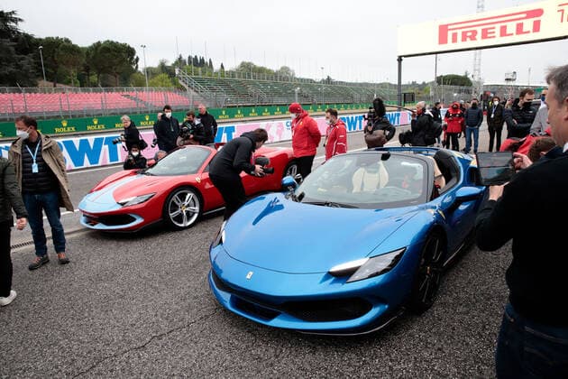 Carlos Sainz Jr, Ferrari left and Charles Leclerc, Ferrari drove two laps on track in the new Ferrari 296 GTS, ITA, Formula 1 Grand Prix Emilia Romagna, Imola, 21 04 2022 ITA, Formula 1 Grand Prix Emilia Romagna, Imola, 21 04 2022 Copyright: xFoto:xEIBNER ThomasxFuesslerx EP_tfr