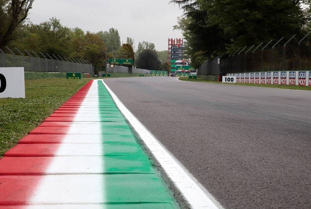 Track delimitation Imola, ITA, Formula 1 Grand Prix Emilia Romagna, Imola, 21 04 2022 ITA, Formula 1 Grand Prix Emilia Romagna, Imola, 21 04 2022 Copyright: xFoto:xEIBNER ThomasxFuesslerx EP_tfr
